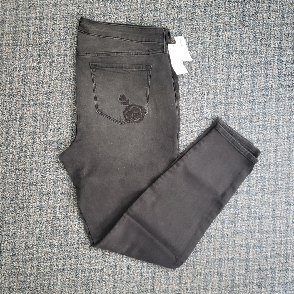 NWT Embroidered black skinny jeans